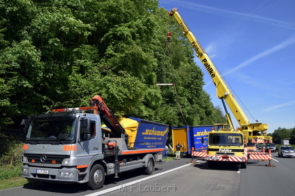 LKW in Boeschung A 3 Rich Frankfurt Hoehe Roesrath Lohmar P114.JPG - Miklos Laubert